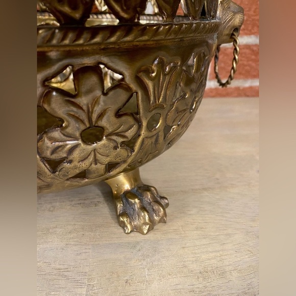 Decorative Crafts Inc Large Brass Jardiniere with Lion Heads and Paws MCM - Picture 4 of 11